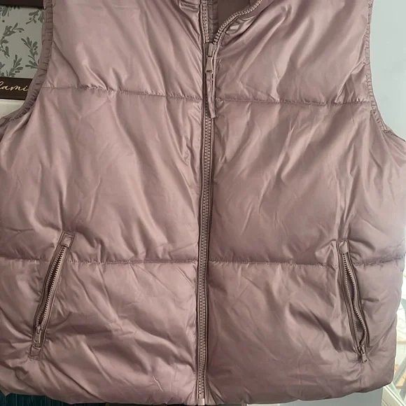 Women’s Puffer Vest - Picture 2 of 4